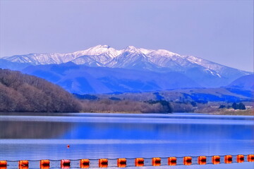 残雪の蔵王連峰と湖