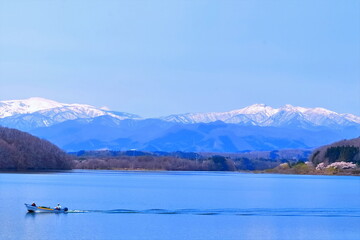 残雪の蔵王連峰と湖