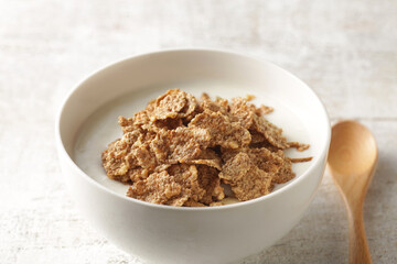 ヨーグルトを注いだ朝食のシリアル食品