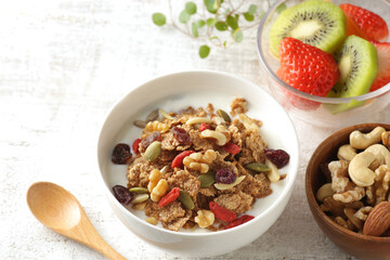 ヨーグルトを注いだ朝食のシリアル食品