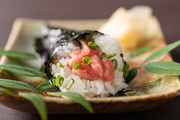 舌でとろける、トロ鉄火の手巻き寿司