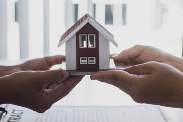 The lessor holds the model of the house sent to the tenant. The lessee signs the building lease...