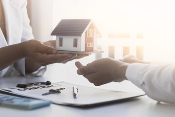 The lessor holds the model of the house sent to the tenant. The lessee signs the building lease...