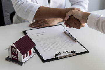 Agreement to sign a car rental agreement between the lessor and the lessee. - obrazy, fototapety, plakaty