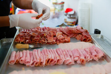 Preparación de distintas carnes  frías para degustación 