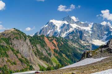 Naklejka premium Majestic mountains in Bagley Lake Park, Mount Baker, Washington, USA.