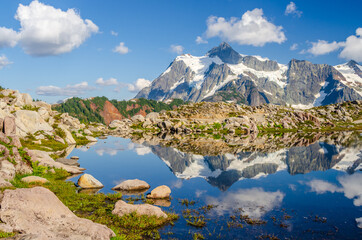 Obraz premium Majestic mountains in Bagley Lake Park, Mount Baker, Washington, USA.
