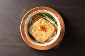 俯瞰撮影された、温かいきつねうどん