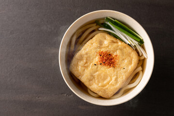 俯瞰撮影された、温かいきつねうどん