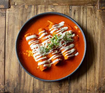 Tradicionales Enchiladas en salsa roja Mexicanas