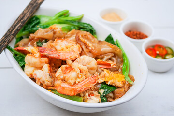 Stir-fried Noodles in Sweet Soy Sauce with Shrimp  ( Pad See-Ew )