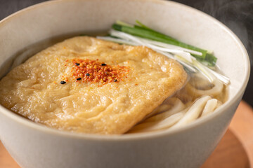 ほんのり湯気の立つ、温かいきつねうどん