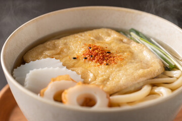 ほんのり湯気の立つ、温かいきつねうどん