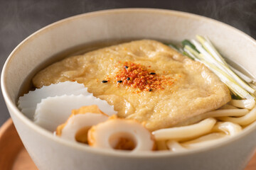 ほんのり湯気の立つ、温かいきつねうどん