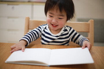 Naklejka premium 本を読む男の子