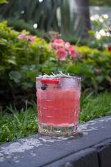 Coctel rosa mixología barman barra restaurant rodeado por plantas