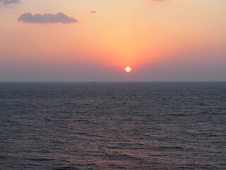 水平線に沈む夕日