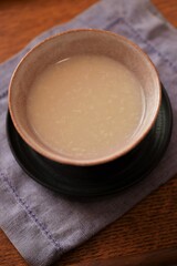 器に入れた甘酒、温かいあま酒、日本の冬の飲み物