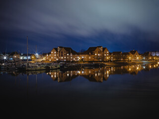 Obraz premium House reflections on the water