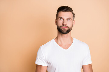 Obraz premium Photo of young handsome bristle man happy curious look empty space isolated over beige color background