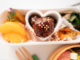 女性のお弁当イメージ【ミートボール】