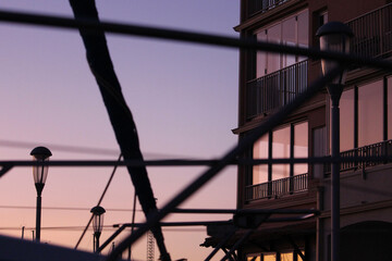 Fototapeta na wymiar lumière violette rose du coucher de soleil dans un port de plaisance 