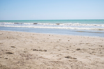 bellissima spiaggia con sabbia e mare blu sullo sfondo