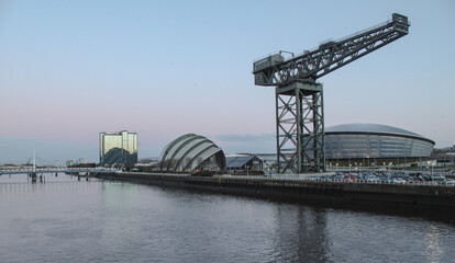 Glasgow; Finniston Quay, mit gleichnamigen imposanten Hafenkran
