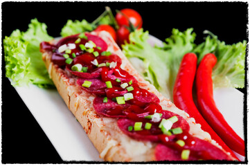 zapiekanka, jedzenie, pomidor, posiłek, ser, jarzyna, przekąska, swiezy, kanapka, obiad, sałata, bazylia, lunch, śniadanie, zdrowa, płyta, przepyszny, gotowanie