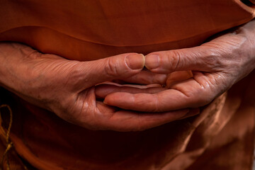 mains d'une femme agée en prière