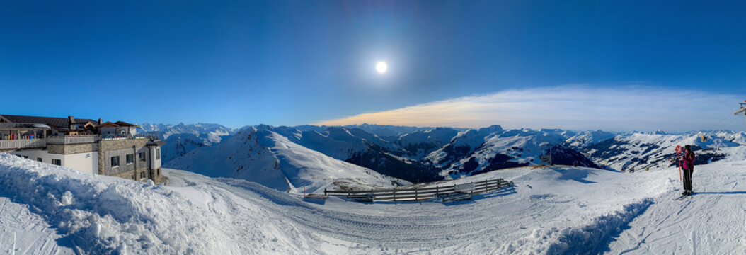 Panorama Skigebiet Saalbach Hinterglemm mit Sonne