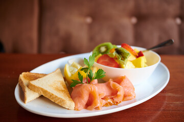 Gesundes Frühstück mit Obstsalat und Früchten