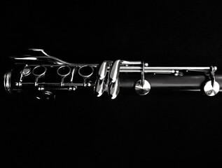 un clarinetto nella penombra con i suoi tasti illuminati