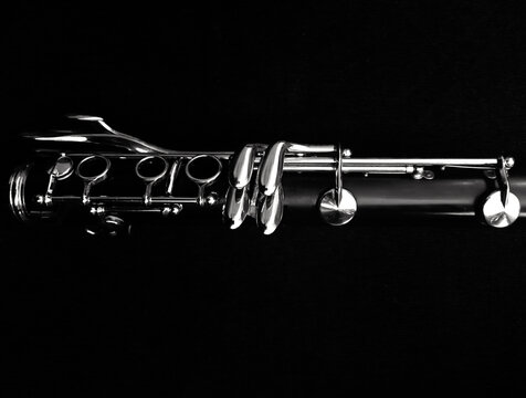 un clarinetto nella penombra con i suoi tasti illuminati