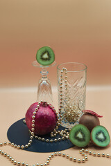 kiwi bicchiere melograno natura morta foto artistica bicchiere frutta 