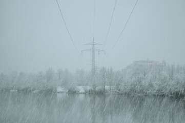 Strommast im Schneetreiben