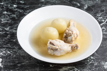 小玉葱と手羽元のチキンスープ