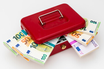 Kasse mit Euro Geldb&uuml;ndel