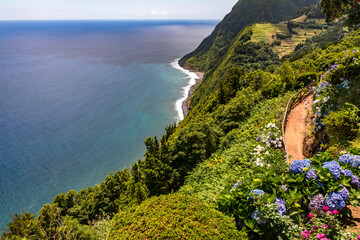 Einsamer wunderschöner Aussichtspunkt mit Blick auf das Meer und die üppige Natur der Azoren