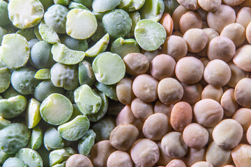 Grüne, halbe Erbsen und Linsen als Hintergrund.