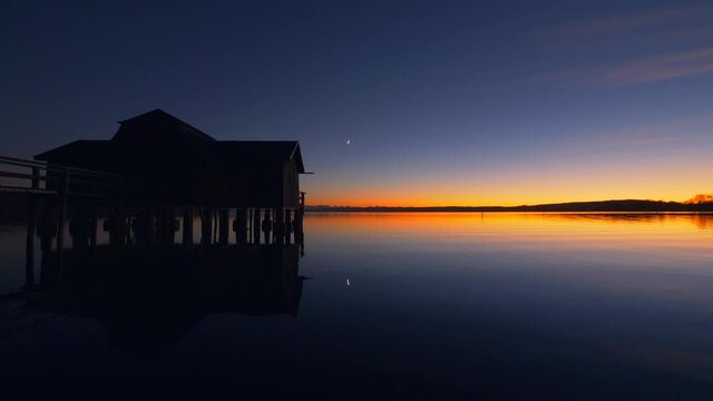 Bootshaus bei D&auml;mmerung am Ammersee, Bayern, Deutschland