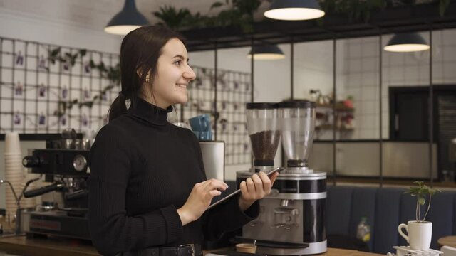 the barista kindly accepts orders from the visitor