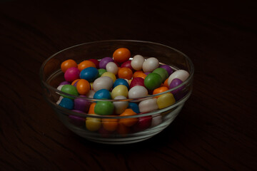 Pote com balas coloridas