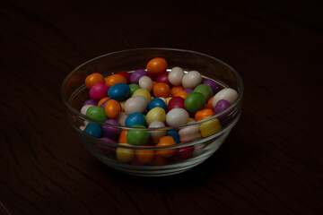 Pote com balas coloridas 