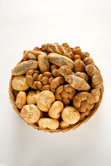 Korb mit gemischtem Jourgebäck; Verschiedenes Gebäck in einem Korb