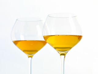 Naturbelassener (ungefilterter) biologischer Wein im Glas; Natural Wine; Orange Wine; zwei Gläser mit Wein