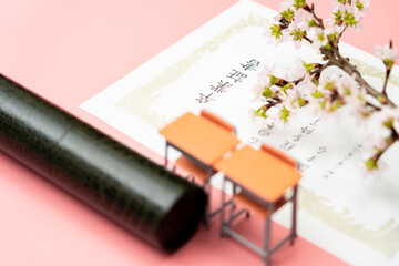 卒業証書と丸筒と学校机