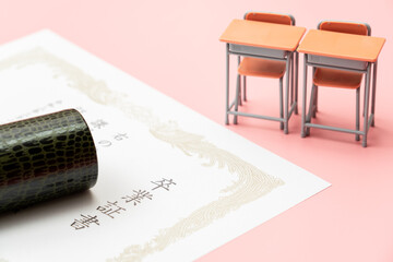 卒業証書と丸筒と学校机