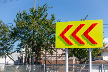 日本で撮影した進行方向を知らせる標識の写真