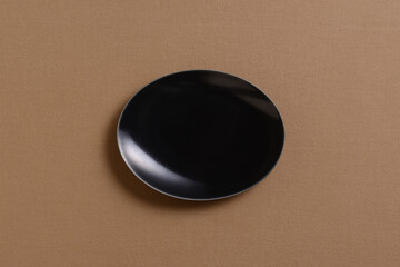 ベージュバックの黒い皿
